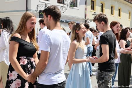 Kamnik danes v znamenju maturantske četvorke, v kateri je zaplesalo preko 200 maturantk in maturantov (78)